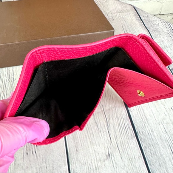 Gucci hot pink compact wallet with card holder and coin section - Picture 7 of 15